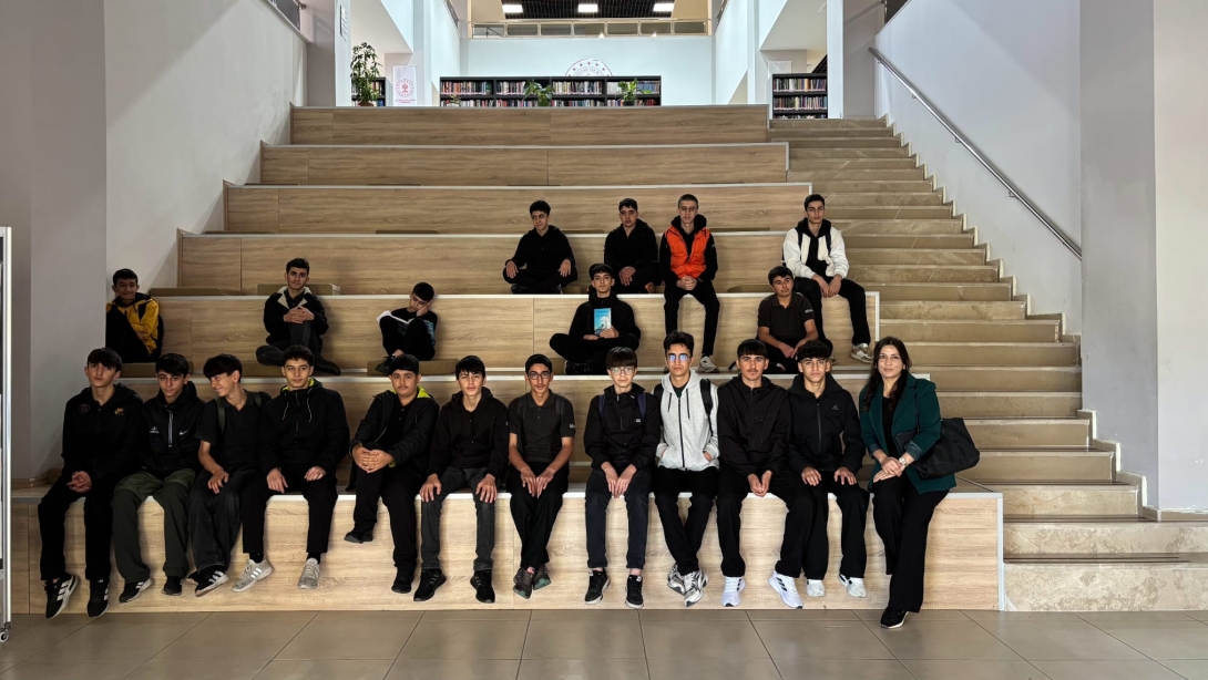 Selahaddin Eyyubi Anadolu İmam Hatip  Lisesi Öğrencileri 100. Yıl İl Halk Kütüphanesi'ne Ziyaret Gerçekleştirdi